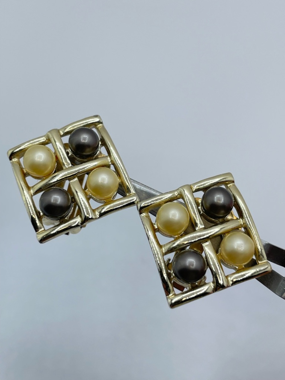 Vintage Sarah Coventry Cream Gray Faux Pearl Gold Tone Clip On Earrings Signed